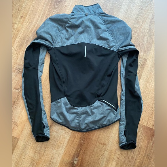Nike women’s running shield element jacket, thumb holes - Picture 2 of 5
